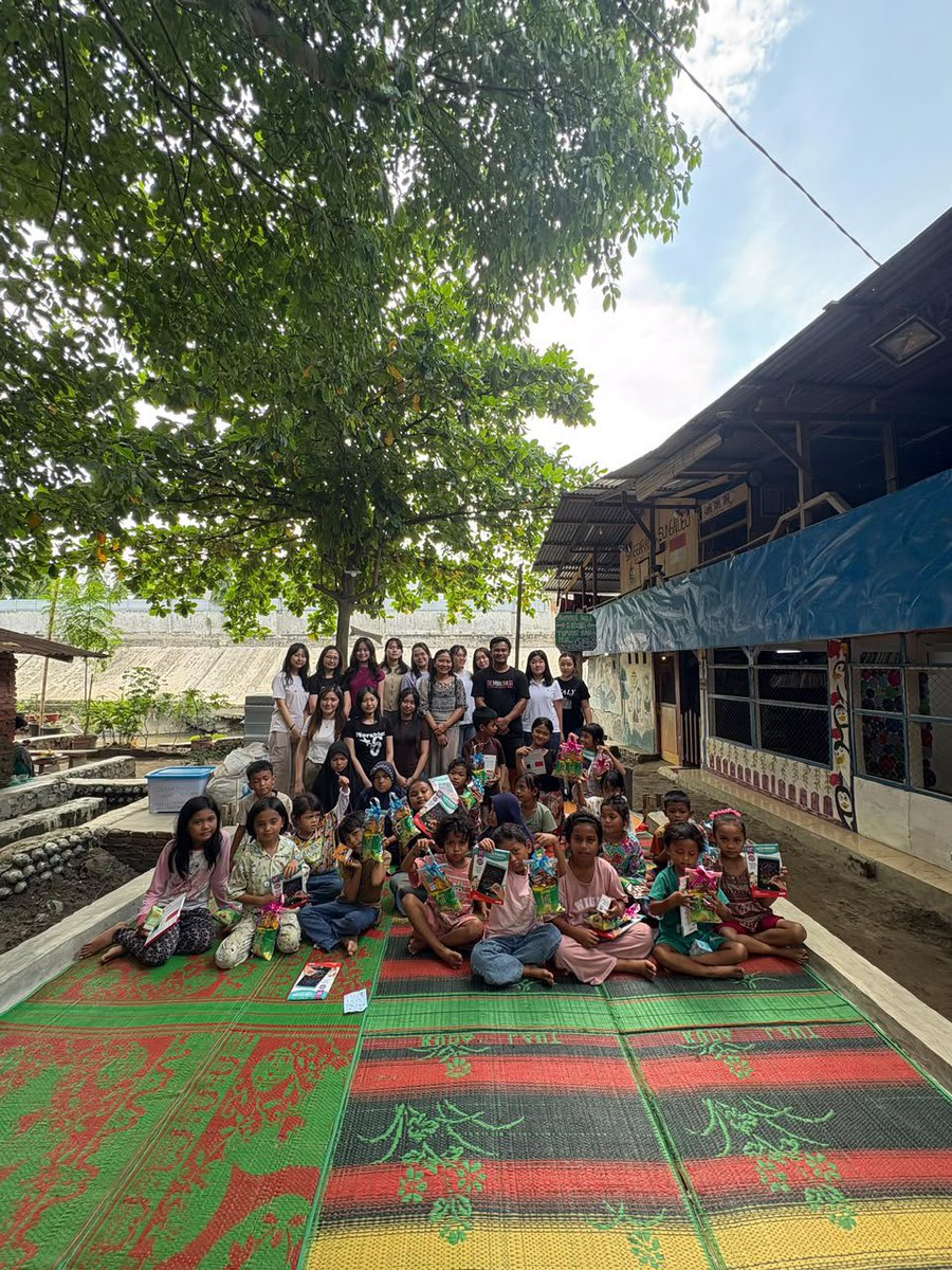 BtsarmyPeduli's tweet photo. RAYAKAN HARI ARMYNIVERSARY BTS kami bersama Masyarakat Bantaran Sungai Deli, mengajak untuk bantu bangun tempat belajar dan jalur mereka. 

Total terkumpul saat ini :
Rp. 
3.006.000

bergabung bersama kami :
https://t.co/sCON2LOkKK

#BTS #BTS_ARİRANG #ARMYDAY https://t.co/w0GMHzP08p