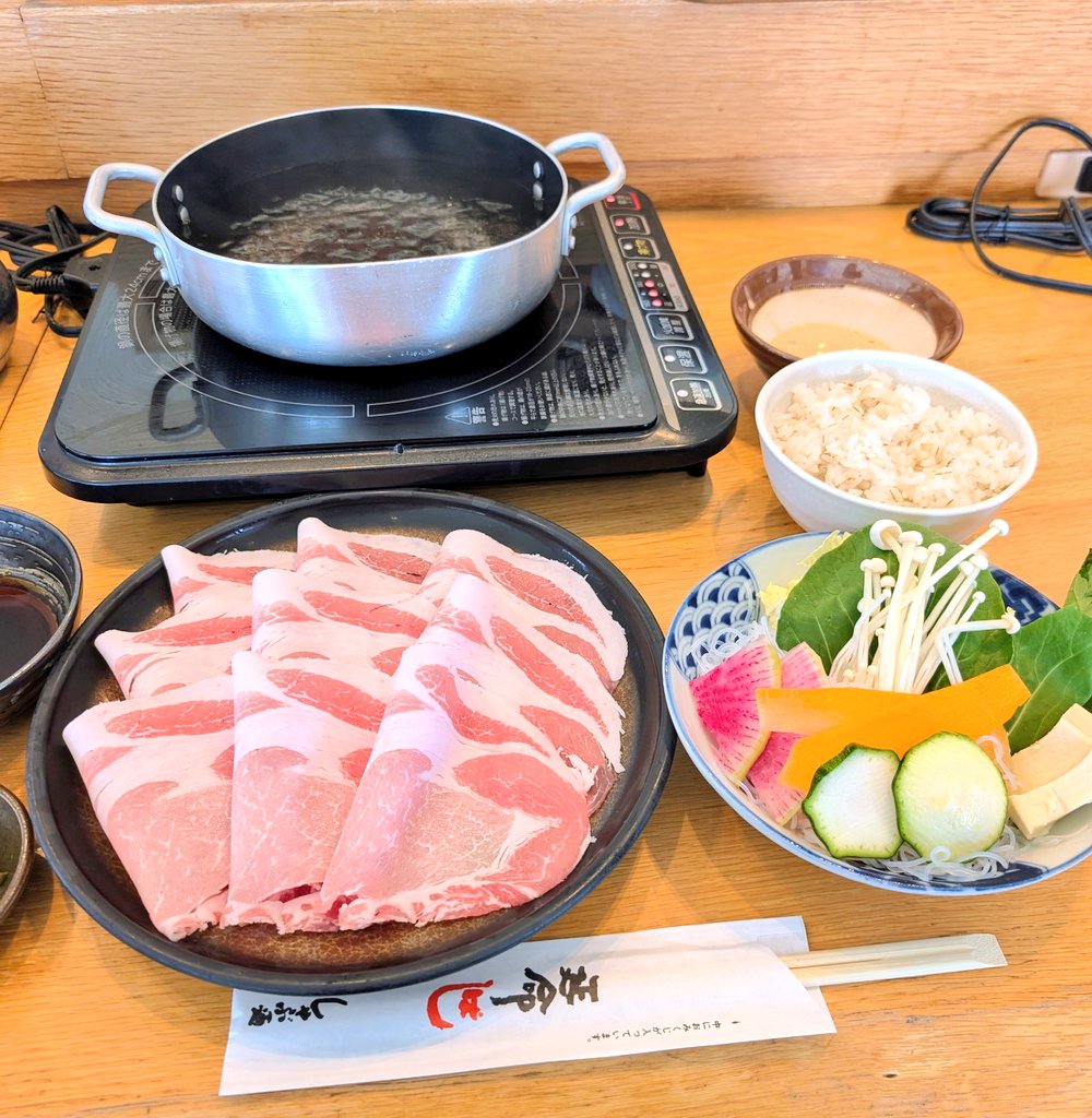 chibiusachi's tweet photo. 銀座でしゃぶしゃぶランチで650円は価格破壊すぎる。銀座しゃぶ通の国産豚ロースしゃぶセットは1150円とただでさえ爆安なのにマロニエゲート銀座の公式LINEの500円引きクーポンで650円で食べれた。 https://t.co/9XPosnfGaS