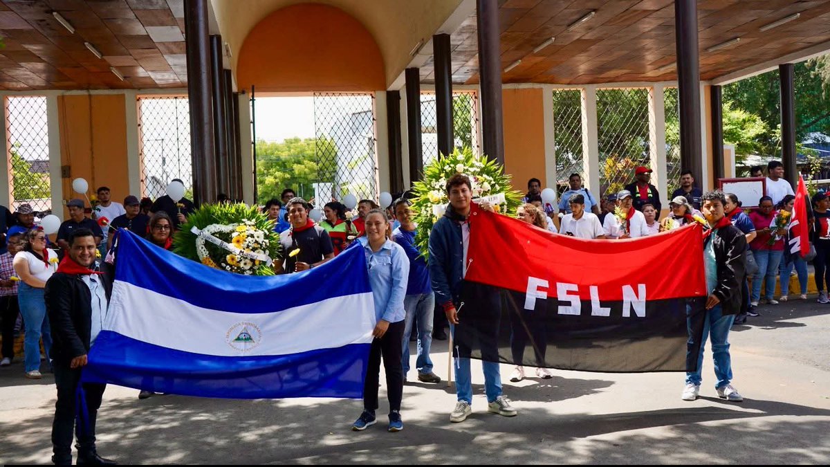 SimboloRev1979's tweet photo. 🔴⚫️ La UV Camilo Ortega de la Alcaldía de Managua conmemoró el tránsito a la inmortalidad del compañero Bismarck Martínez, con lectura de su biografía, ofrendas florales y un emotivo homenaje a su legado de firmeza, entrega y lealtad.

¡Presente, hoy, mañana y siempre! 🌹🇳🇮 https://t.co/7J3YMEe1o7