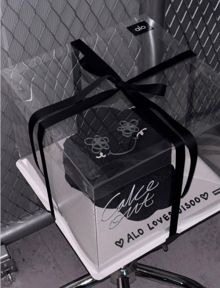 catchucutie's tweet photo. Jisoo, can you pls sent one slice of this cake to Sana? Because her fans are crying so badly. I know your kind soul will never mind. https://t.co/UBrmjYhl2s