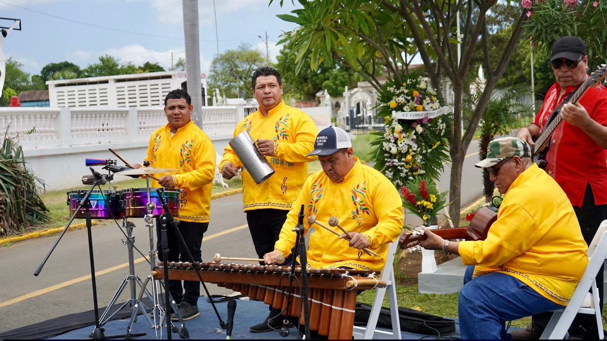SimboloRev1979's tweet photo. 🔴⚫️ La UV Camilo Ortega de la Alcaldía de Managua conmemoró el tránsito a la inmortalidad del compañero Bismarck Martínez, con lectura de su biografía, ofrendas florales y un emotivo homenaje a su legado de firmeza, entrega y lealtad.

¡Presente, hoy, mañana y siempre! 🌹🇳🇮 https://t.co/7J3YMEe1o7