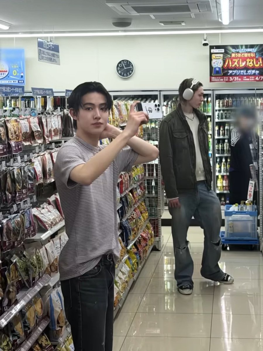 seanvrs's tweet photo. kapan ya gue tabrakan gitu di alfamart sm cowok modelan gini terus kita tukeran ig sama wa https://t.co/wSFivcXxOY