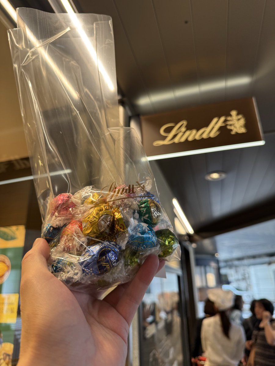 sakesusuri's tweet photo. 皆にチョコ買った笑
#Lindt #リンツ https://t.co/38tSDjCSZo