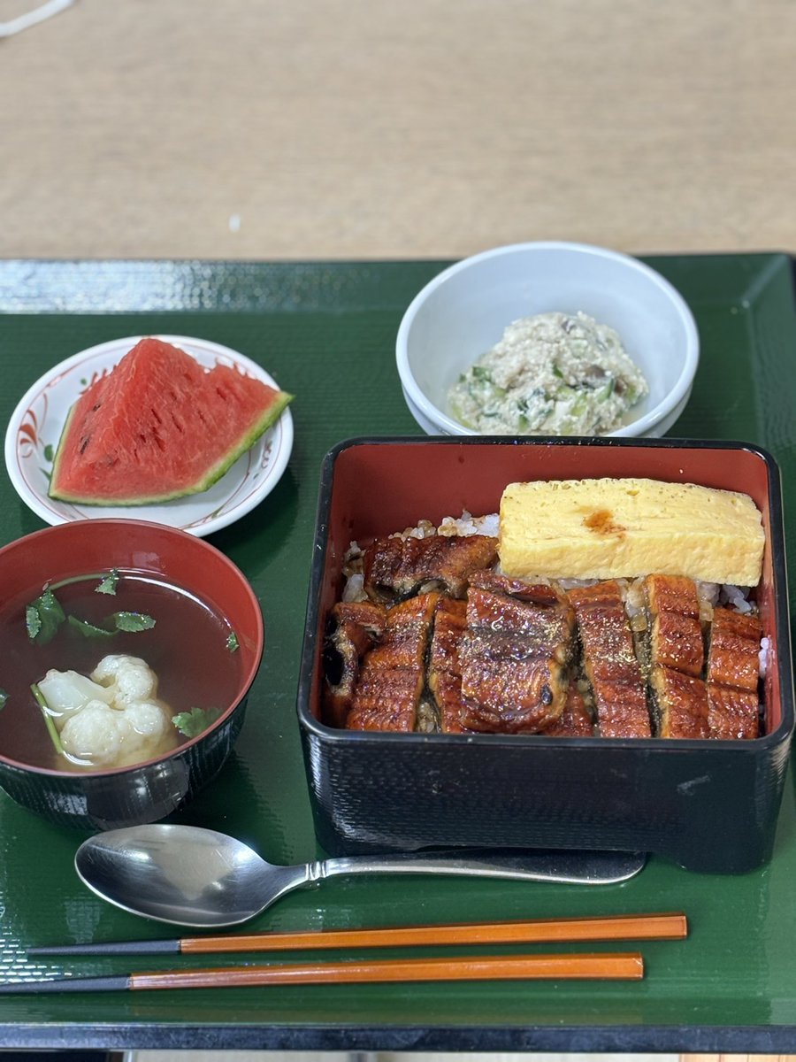 kaguracche's tweet photo. めっちゃ疲れてラインとか遅延してますが徐々に返していきます。。
差し入れ美味しかったー！
そして今日の賄い
うな重というやばさ。
最高だぜぃ！ https://t.co/7VkasuEVdK