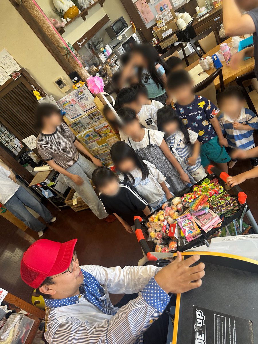 takashinohouse's tweet photo. 恒例のじゃんけん大会(豪華景品つき)したトロ！

一部の小学生が「館長✊しか出してないよ！！」と気づいてしまったトロで、
直後に✌️に変えられて打ちひしがれてたトロね。

景品はチャイルドライフサポートとくしま様の助成金にて購入いたしました。 https://t.co/8H7q2mgd8A