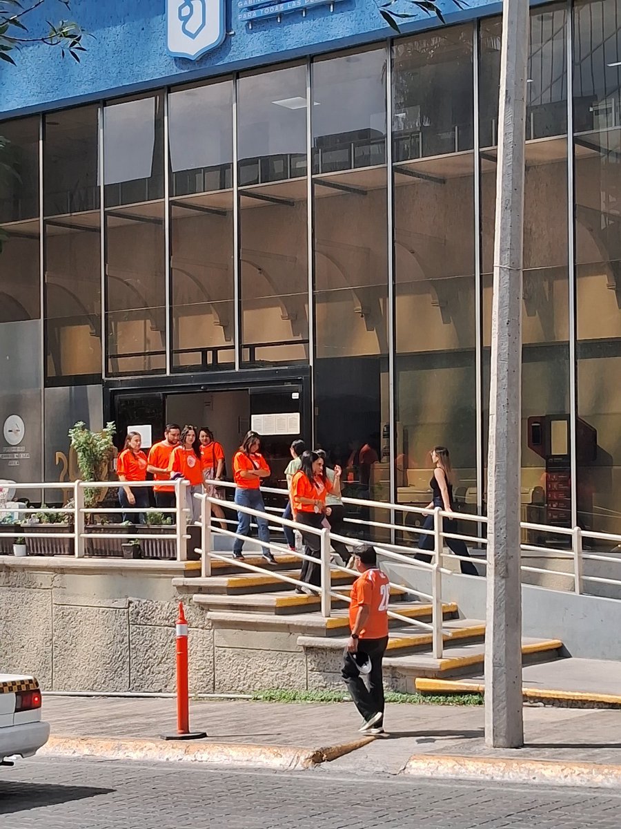 zorrotapatio's tweet photo. El frívolo Samuel García repartió miles de playeras naranjas para apoyar a Países Bajos 🇳🇱 pero los mexicanos en las tribunas se volcaron con Marruecos 🇲🇦

Una vez más hizo el ridículo. 

Que ya se ponga a jalar.  https://t.co/GMwhkgJXjl https://t.co/0VGNmG6wJA