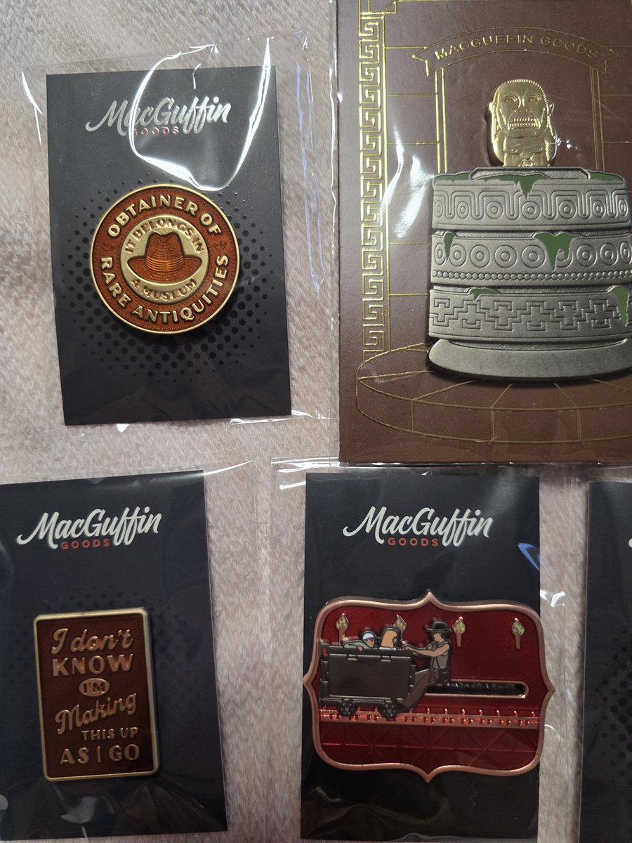 IndysDarling's tweet photo. My big pins came in! Im so excited!! Now I can complete my ita bag!! These were so worth the wait! Three of them move too! 
🎀🧭
•
•
•
•
 #yume #yumeship #yumetwt #yumeshipping #selfship #selfshipping #selfshiptwt 
♡ and ↺ are appreciated! https://t.co/9pW1Uzfbeb