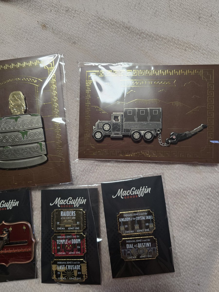 IndysDarling's tweet photo. My big pins came in! Im so excited!! Now I can complete my ita bag!! These were so worth the wait! Three of them move too! 
🎀🧭
•
•
•
•
 #yume #yumeship #yumetwt #yumeshipping #selfship #selfshipping #selfshiptwt 
♡ and ↺ are appreciated! https://t.co/9pW1Uzfbeb