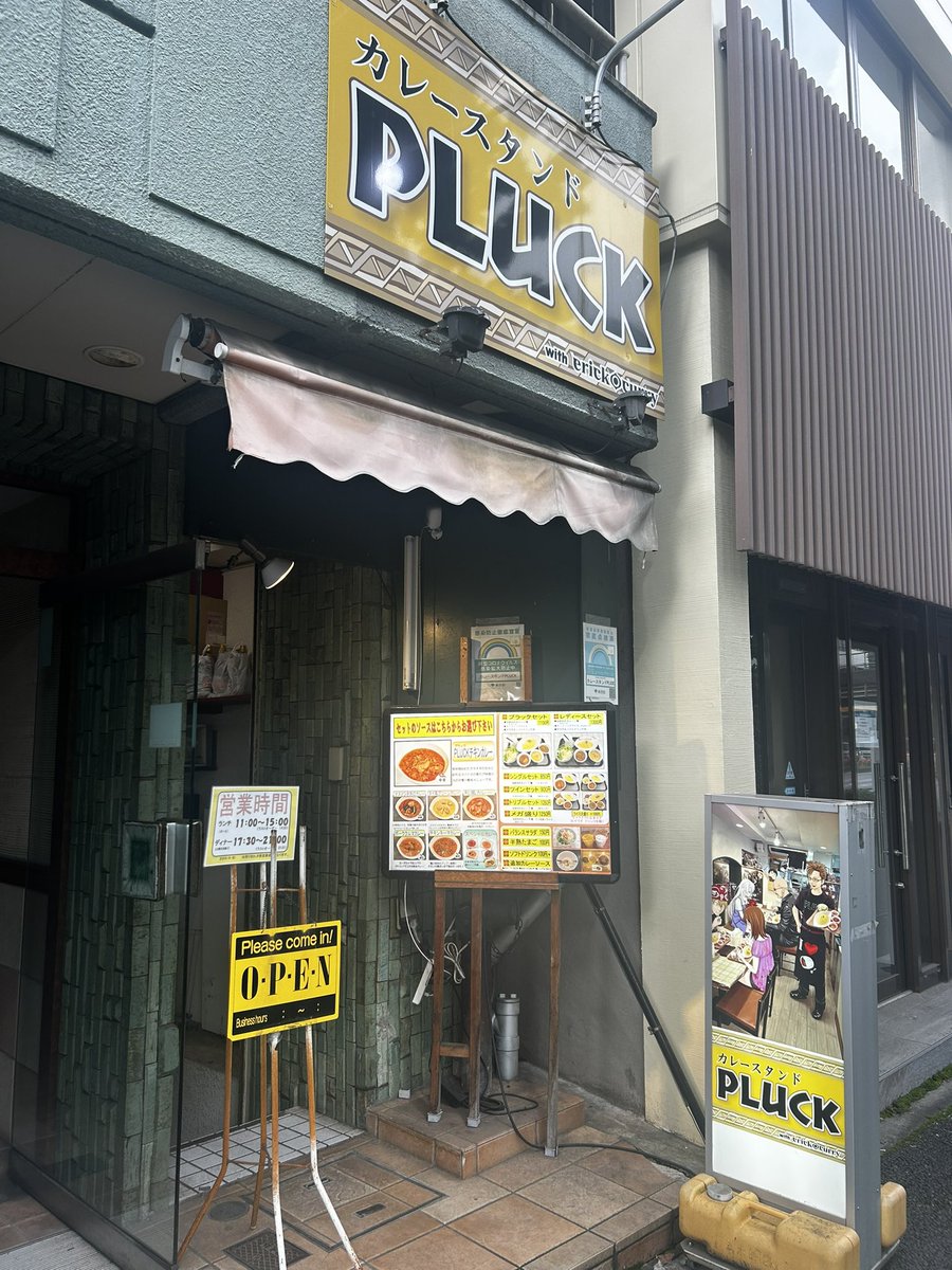 t_uvx's tweet photo. 声優さんの色紙がズラッと並ぶ店内
席数は少なめで少し圧迫感あり
店内には訓練されてる系のお客が、必要最小限の音だけでかっ込んでる
喰うか飲むかの世界で襟を正す
3種盛りにしたら、米が先に無くなったので、次は2種の大盛りにしようと決意した
#秋葉原 #PLUCK https://t.co/3dvwJ4mUcN