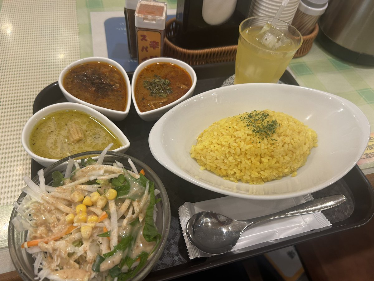 t_uvx's tweet photo. 声優さんの色紙がズラッと並ぶ店内
席数は少なめで少し圧迫感あり
店内には訓練されてる系のお客が、必要最小限の音だけでかっ込んでる
喰うか飲むかの世界で襟を正す
3種盛りにしたら、米が先に無くなったので、次は2種の大盛りにしようと決意した
#秋葉原 #PLUCK https://t.co/3dvwJ4mUcN