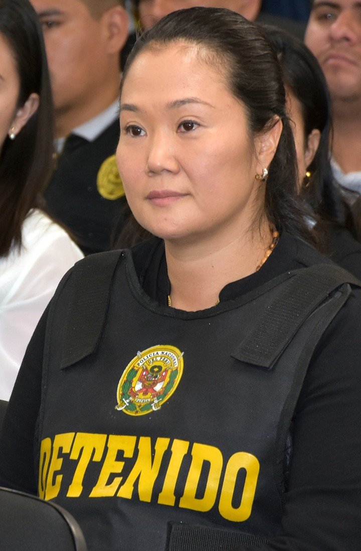 parapioggia's tweet photo. KEIKO FUJIMORI: 26 años te persiguieron, Toledo fue el mas cruel con ella ahora le pide clemencia, 3 veces a la cárcel, 496 días en la cárcel SIENDO INOCENTE solo para humillarla le pusieron el chaleco de DETENIDO ahora eres la primera presidente MUJER elegida por voto popular. https://t.co/vE0uoERegH