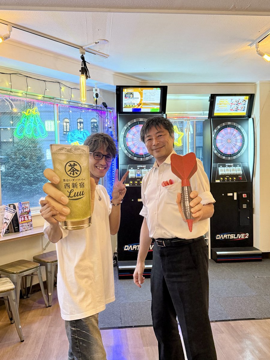 dartsbarluu's tweet photo. 昨日もご来店ありがとうございます！

昨日はかなり遠方から、
イベントで東京に来たついでにSNSを見て気になっていたということでご来店いただきました！

SNSの力って本当にすごいですよね！
わざわざ遠くからお越しいただき、ありがとうございましたーーー！

ただ、ダーツライブカードを忘れていらっしゃるので、また近々お待ちしておりますww

本日はリーグもない一日なので、

ダーツをがっつり投げられます
よかったらみんなで一緒に投げましょう！

では、お待ちしております🎯