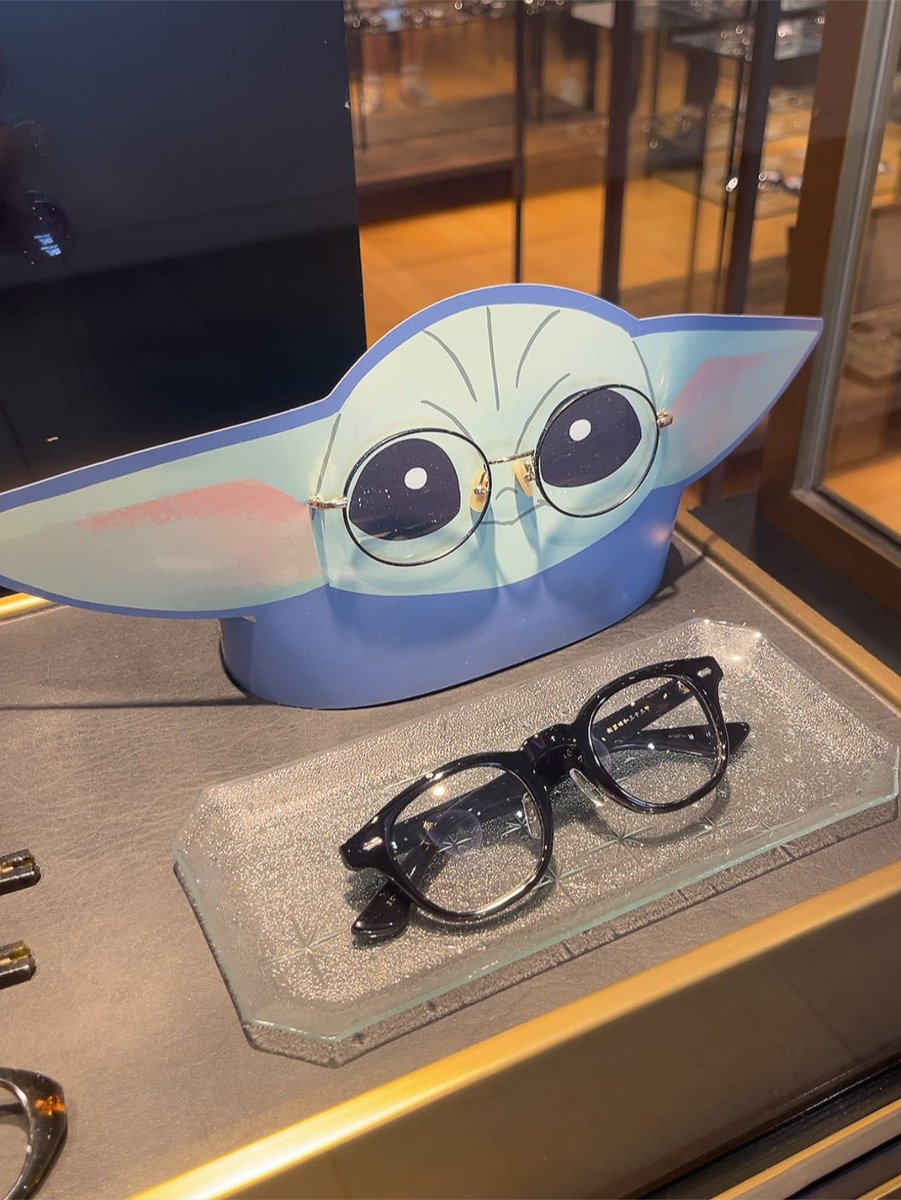 pi_pi_ko's tweet photo. みなとみらいのマークイズの
金子眼鏡店さんには今も
みなとみらいウォーズの名残があるよ💚
めがねグーちゃんかわちぃ✨

#grogu #グローグー https://t.co/Zmcvf4MaRn