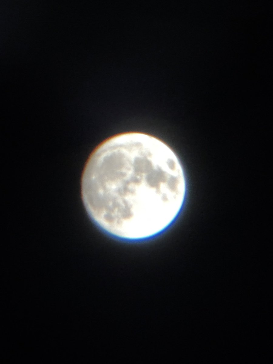 Simotuki_Setuna's tweet photo. こんせつー！

昨日の月が満月🌕だったの
みんな気づいた！？

僕は思わず撮っちゃった📷✨
スマホにくっつけれる望遠鏡みたいな物を
前に買ってて、それを使って撮ってみた！
ズームにすると手ブレがすごいから
むずかった💦
白飛びもするし、
夜に撮る写真ってムズいんだね… https://t.co/XNYr4Sv6Td