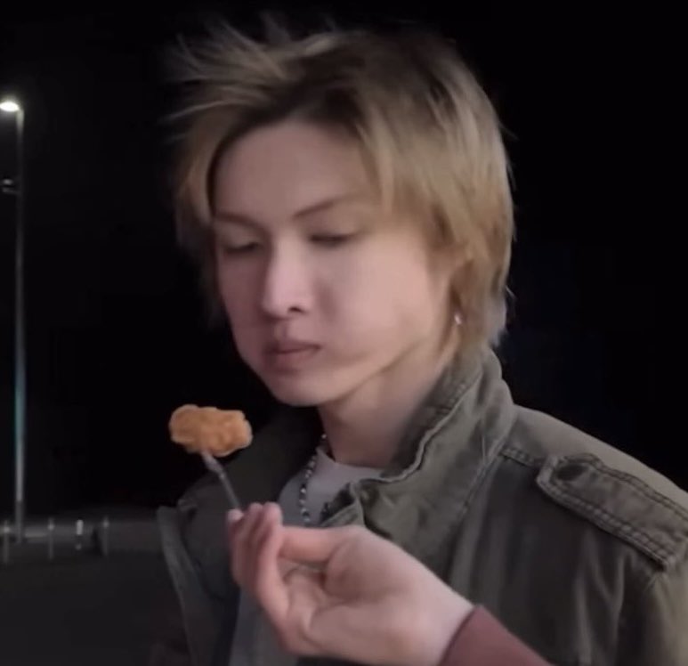 forxmosttq's tweet photo. บอกว่าไม่กินแล้วไงเล่า         เลาขอเคี้ยวที่เหลือก่อน
หยุดป้อนเลาได้แล่ว              รอแปปนึงนะ https://t.co/Kr72YSNiCx