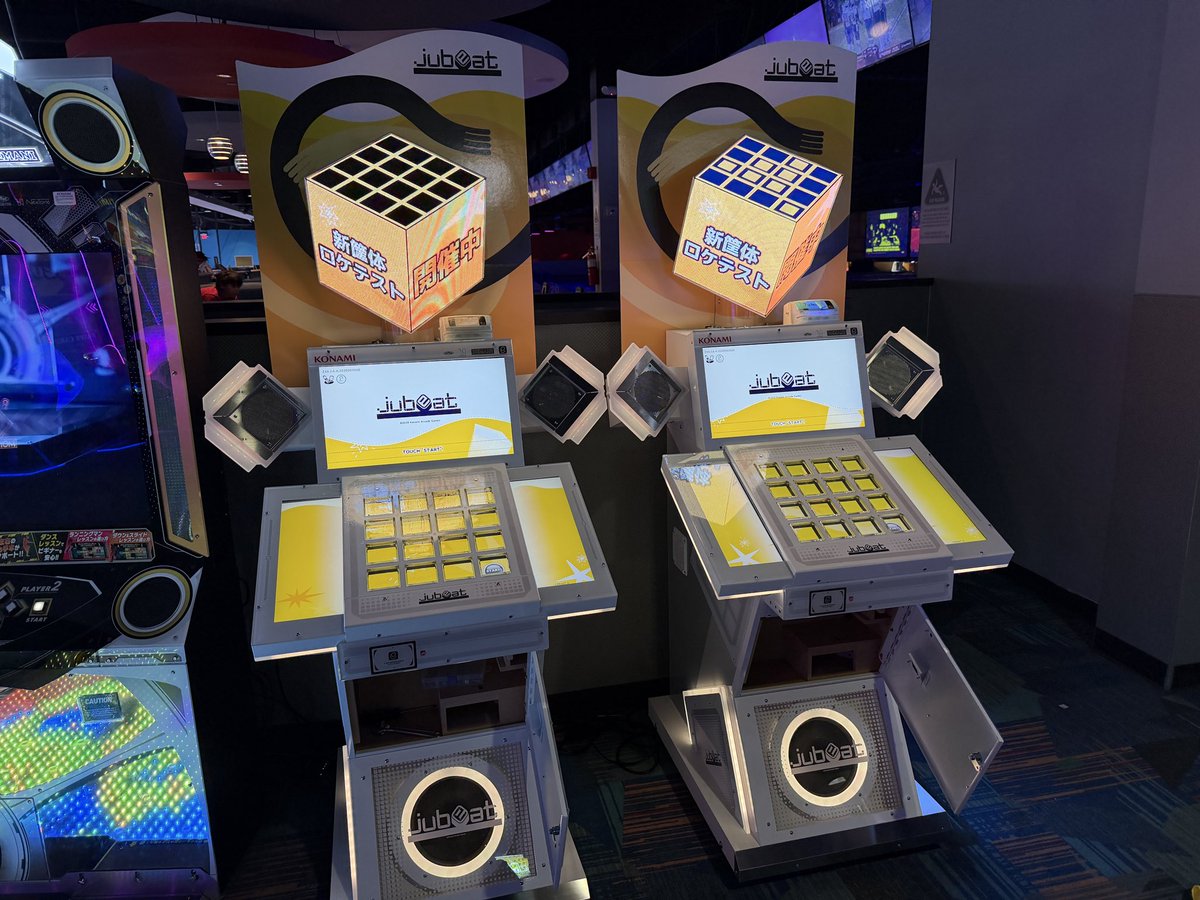 KwangJaeLee's tweet photo. And with that we're (Kinda) live!

The new jubeat machines are online and networked! There are some issues with the swipers tonight but should be fixed tomorrow!

Enjoy that 12 hz goodness! https://t.co/A9clI8io07