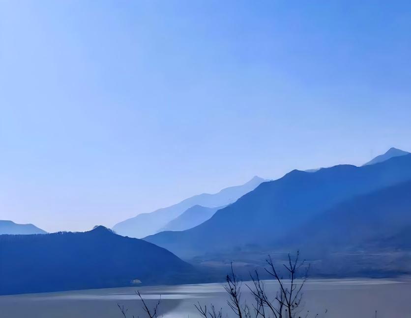 Runningxian's tweet photo. Your altitude shapes your vision. The most breathtaking scenery awaits atop the mountain. #QinlingMountains · ZhongnanMountain https://t.co/bRtDU8C54u