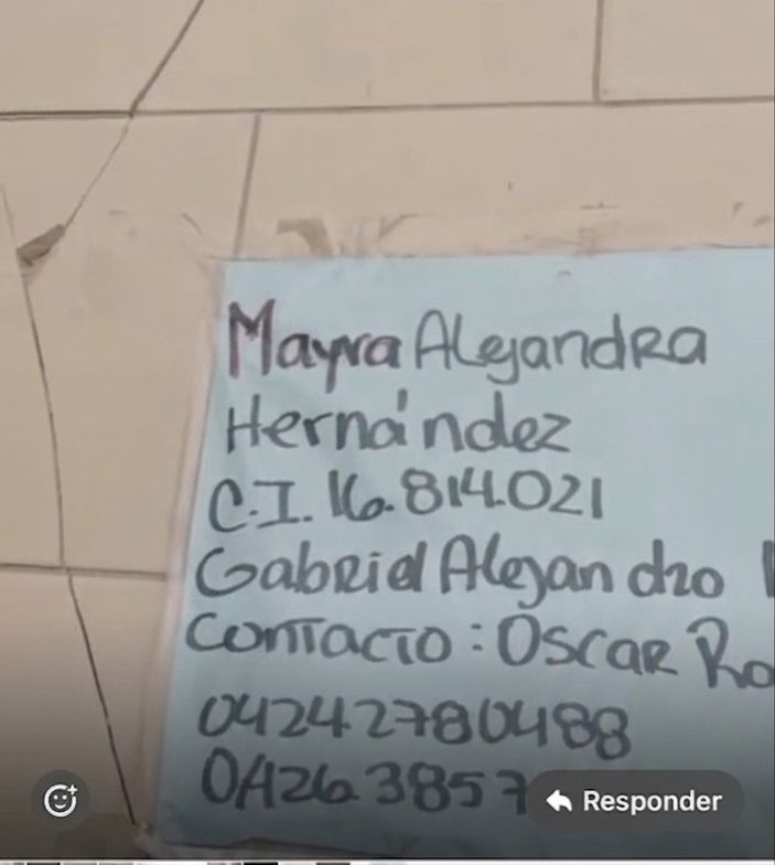 LucyPN's tweet photo. 🚨Atención🚨

Una madre, en medio del terremoto quedó atrapada con su hijo de 8 años, quien murió en el momento del evento. 

Ella también murió pues la ayuda no llegó a tiempo, pero antes de hacerlo y acurrucarse con su hijo, dejó notas por todas partes para cuando encontraran los cuerpos. 

Se llamaba Mayra Alejandra Hernández y su hijito, Gabriel Alejandro Rodríguez. 

Dejó números de contacto de quien presumo sea el padre del nene: Óscar Rodríguez.

Estas notas, así como los cuerpos fueron encontrados por un voluntario rescatista.