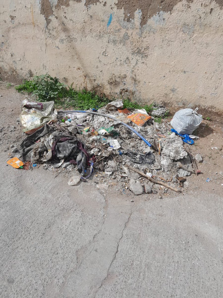 mbaswaraj's tweet photo. Sir
We request to pick the silt laid on road for almost few days.Locals throwing garbage thinking its a garbage dumping place.Please respond as it is in front of school.@CommissionrGHMC 
Devoni kunta,Vijaya nagar colony
9000958447 @DC_12Mpatnam @GHMCOnline https://t.co/rjAIAyKpiS