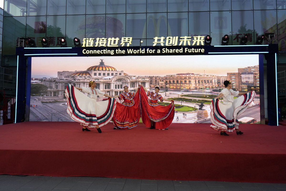 AranzaPayan's tweet photo. 🇲🇽🇨🇳 México presente en #CISCE. La Mexico-themed Night fue un espacio para celebrar la cooperación, amistad y oportunidades entre México y China, con la presencia del Chairman del CCPIT, Ren Hongbin. https://t.co/bXwLLaBc8Y