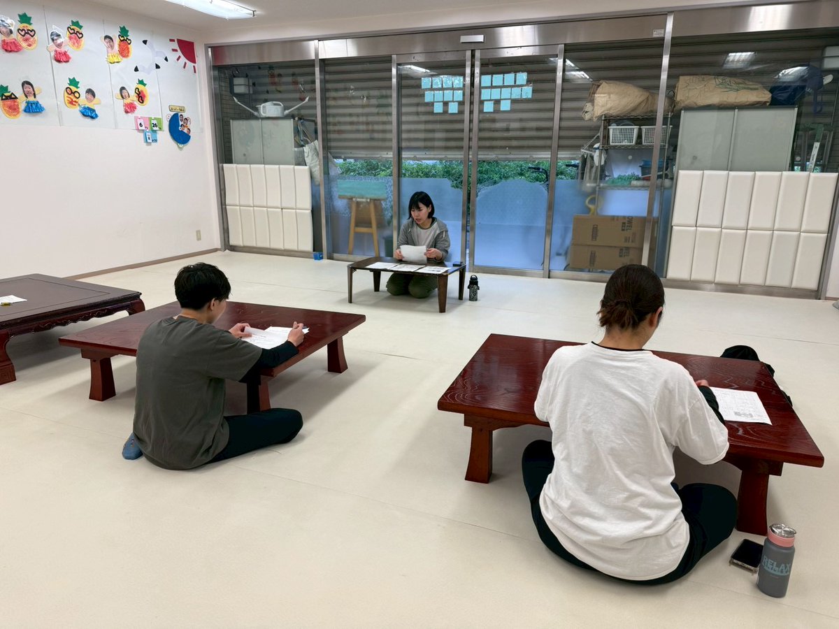 OHANAKIDS187784's tweet photo. お久しぶりです
私目線ですが
4連休明けです
一日台風で休業でした
感染症対策研修
嘔吐処理手順の再確認
普段から備えておきましょうという内容
#OHANAKIDS #大泉学園 #研修 #嘔吐 #感染症 #台風 https://t.co/6XSVXQi7uO