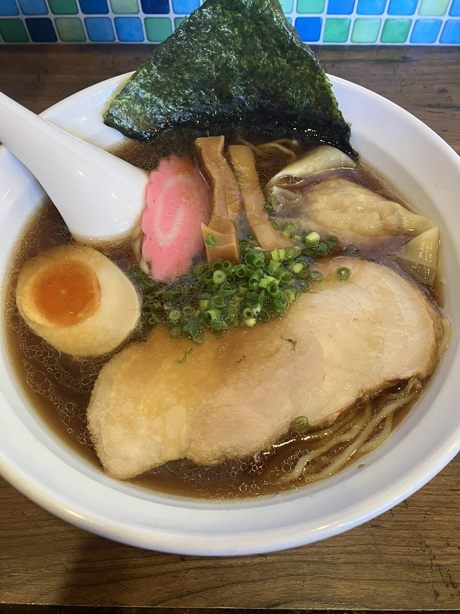 delicious_s62's tweet photo. らーめん黒の木さん

特製醤油らーめん

動物と乾物のバランス
ふわっと香るカツオ油かな？
常にブラッシュアップしてる

いい意味で気取ってなくて、子供もご年配でも年代問わずみんなから愛されるラーメンだと思います

笑顔になるラーメン
最高でした！！

勉強になります
ご馳走様です https://t.co/B0tr4FZGmW