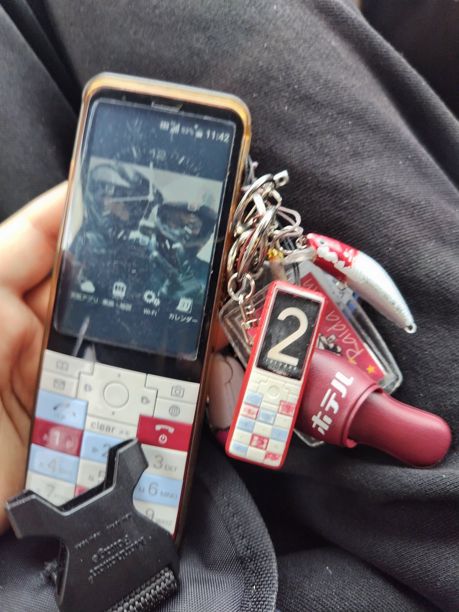 S3U8q's tweet photo. auのINFOBAR(インフォバー:キョーセラ製)っていうガラケー使ってるけど、このガラケー好きすぎてINFOBARのガチャガチャ回して出てきたキーホルダーも付けてる
これの前に9年使ったHONEY BEE 2(ハニービー:キョーセラ製)と形&ボタンの位置一緒だから使いやすい❗️
#INFOBAR #インフォバー #ガラケー https://t.co/n1aY88vAhL