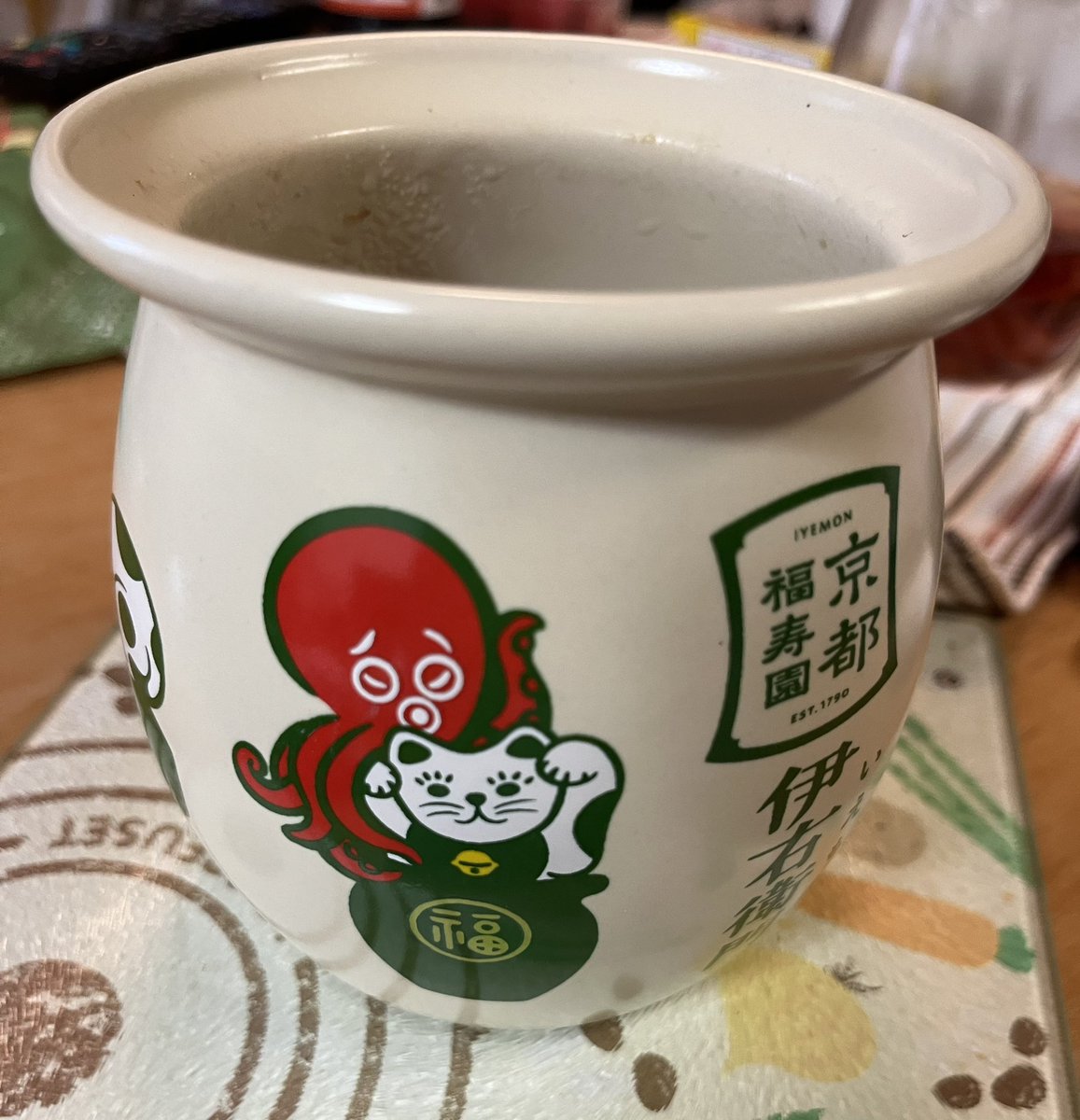 uso800bis's tweet photo. お茶漬けにしてもよし！とか書いてるけど、実際やるとお茶漬け、スプーンでもないと食べにくいと思うよ
美味しいけどね
#ひっぱりだこ飯
#お茶目なひっぱりだこ飯
#淡路屋
#伊右衛門 https://t.co/9AG13wsXhn
