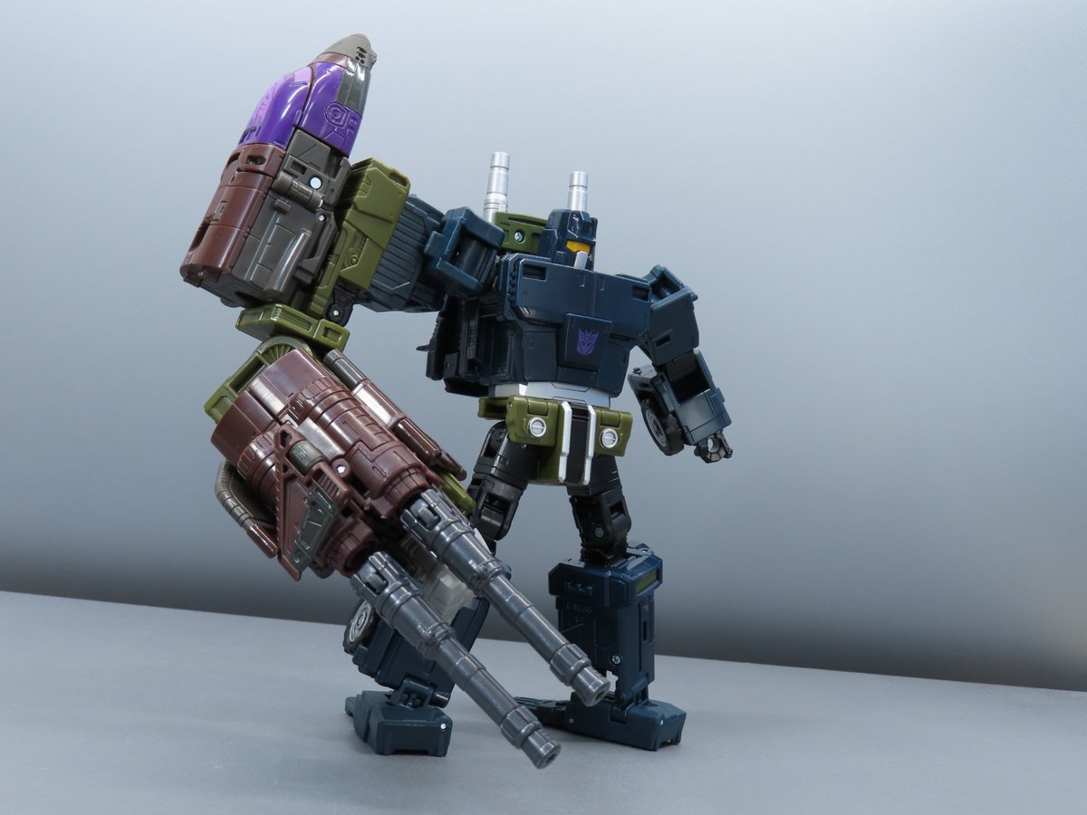gLYjzoShlTvAN0g's tweet photo. いい感じに腕フレームが付きました。うちのオンスロートではブレストオフはなんとか付けた状態で保てましたがボルターは重すぎて支えれなかった。

#トランスフォーマー
#Transformers https://t.co/YogeRyI8hC