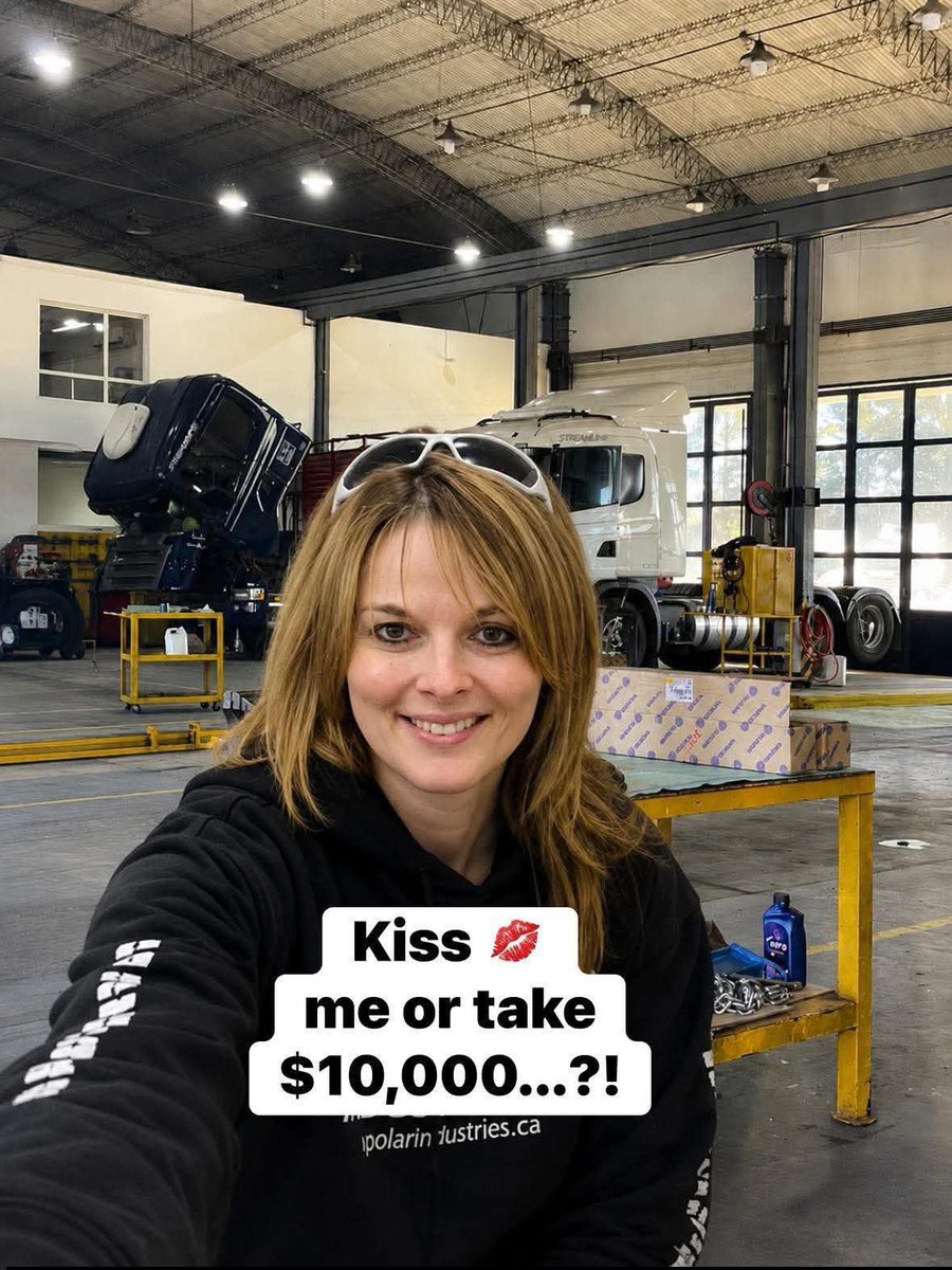 LisaKelly56323's tweet photo. Kiss 💋 me or take $10,000...?! https://t.co/fRyCYWl0J2