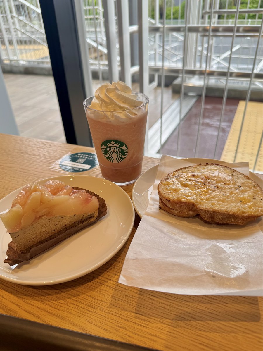 emptydirect's tweet photo. スタバのクロックムッシュ美味いんですけど
今回のピーチ&amp;ピーチミルクフラペチーノ匂いがダメとか賛否両論あるみたいだけど店や作り手によるのかねぇ、全然美味しかったけど
普通に桃ミルクで思ったよりもあっさりめ
ミルクよりヨーグルトの方が万人受けはするのかな？ https://t.co/5D41cAhCCz