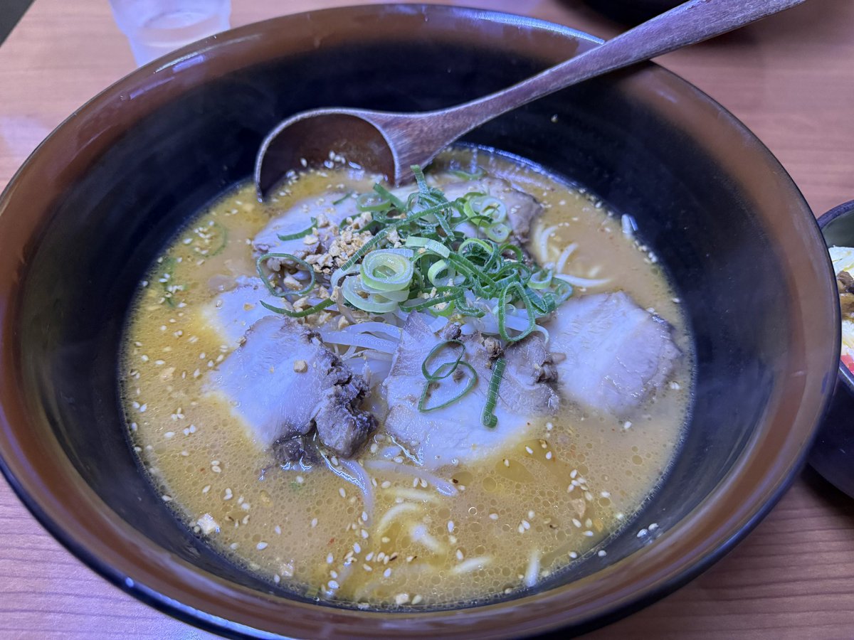 shiru_lab's tweet photo. ラーメン置いときますね👍 https://t.co/pxCg6oOvlT