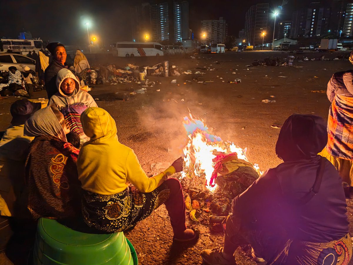 SABCNews's tweet photo. [IN PICTURES] Malawians waiting for the busses have resorted to burning their clothes to keep warm. For more visit https://t.co/Pcfl4Rcee4
📷: Jayde Paulse https://t.co/GofNU44OB0