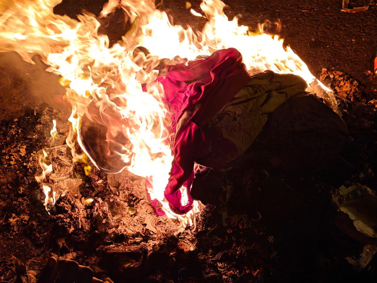 SABCNews's tweet photo. [IN PICTURES] Malawians waiting for the busses have resorted to burning their clothes to keep warm. For more visit https://t.co/Pcfl4Rcee4
📷: Jayde Paulse https://t.co/GofNU44OB0