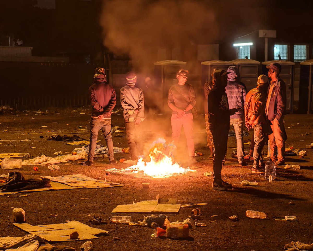 SABCNews's tweet photo. [IN PICTURES] Malawians waiting for the busses have resorted to burning their clothes to keep warm. For more visit https://t.co/Pcfl4Rcee4
📷: Jayde Paulse https://t.co/GofNU44OB0