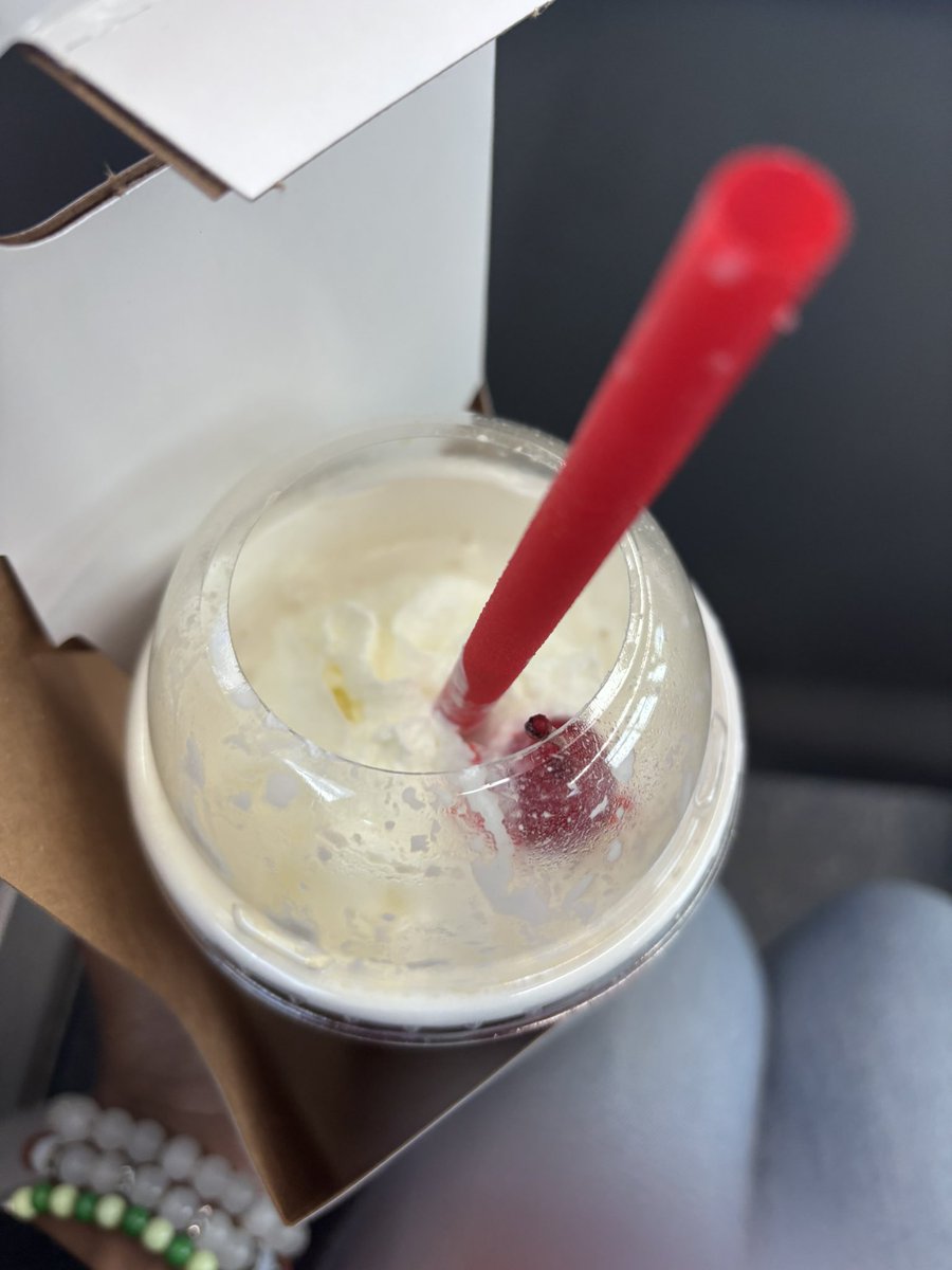 sleepysanrioo's tweet photo. actually ate at maintenance by having this 600 cal peach milkshake from chick fil a #whateverworks 🤷‍♀️ https://t.co/J0uO3bf0k1