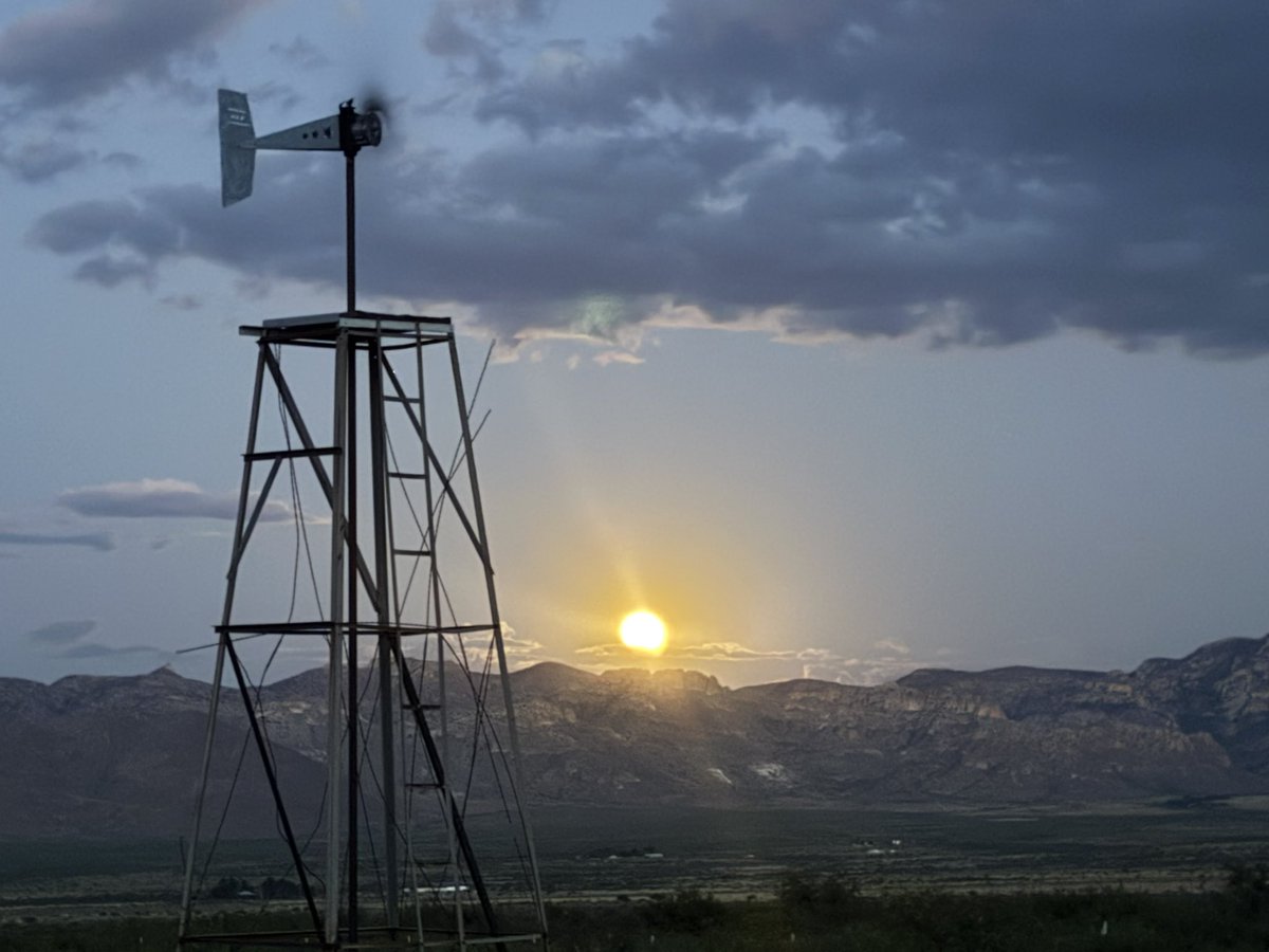 fullmoonranch's tweet photo. Fullmoon. Arizona style. #fullmoon https://t.co/8q3Amujgyb
