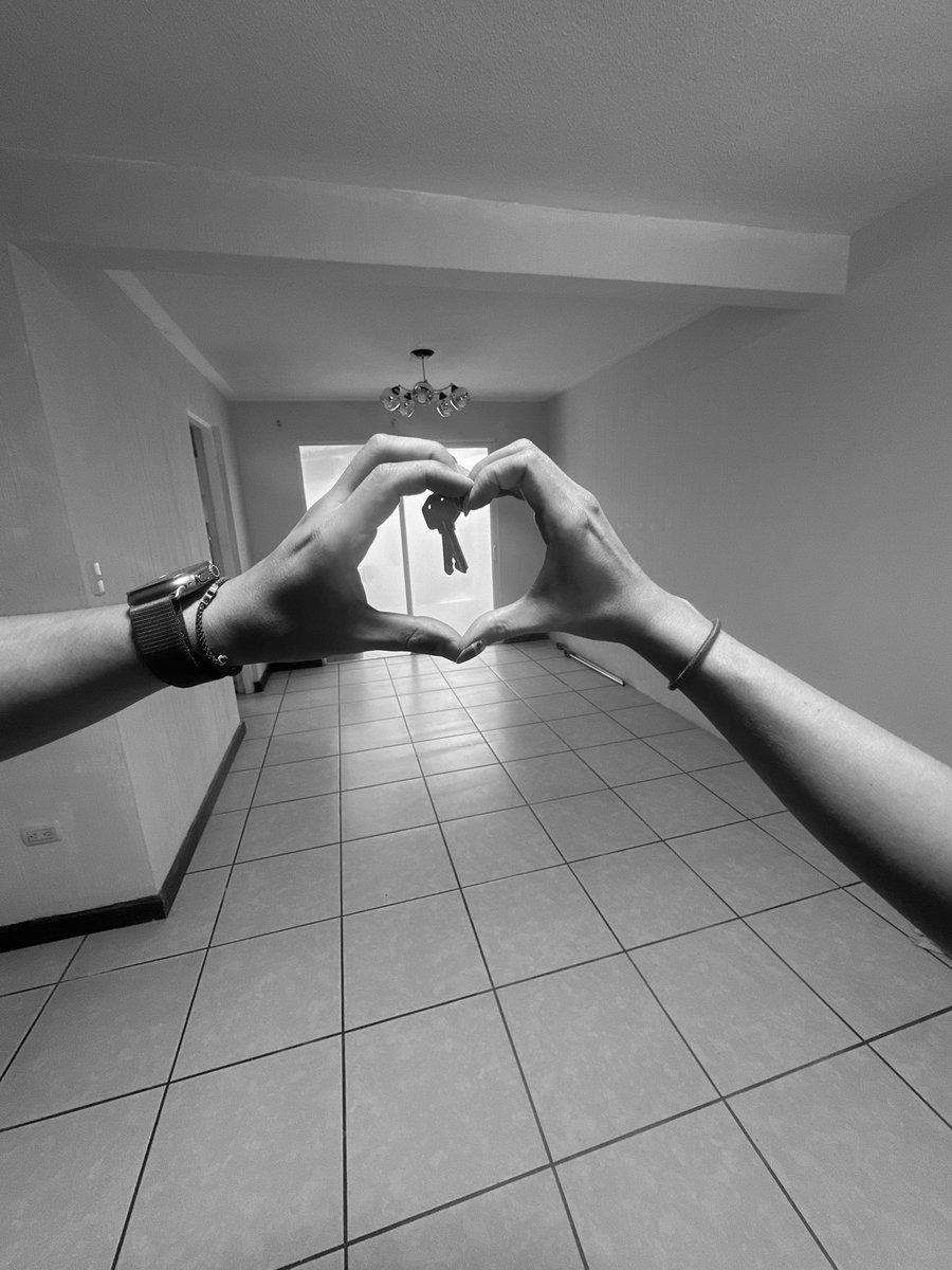Xzoe77's tweet photo. Un sueño que empezó siendo una idea, conversaciones, planes , ilusiones hoy comienza a convertirse en nuestro hogar🥹
Qué bonito es construir la vida contigo, caminar de la mano y ver cómo nuestros sueños van tomando forma con la bendición de Dios 🙏🏼❤️

Nuestro primer hogar.🏡 https://t.co/VFHwaeGIRc