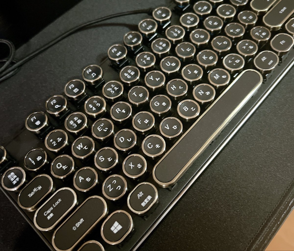 DogPazu's tweet photo. タイプライター型のキーボード買っちった、めっちゃかっこいい、打鍵感たまんねえ https://t.co/dS62q7CCz3