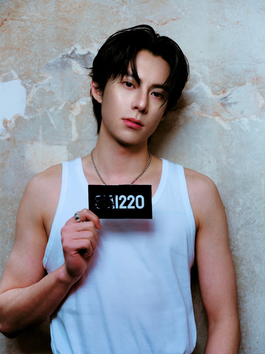 WangHediFolder's tweet photo. 260630 Dylan Wang Studio shares Dylan's new conceptual photoshoot. 1/7

Didi has said more than once that he wants to play a villain. Please send scripts to this man rn 👀

"Shattered Glass · Case Files · Fractures · A Silent Gaze

It's your turn... again."

#DylanWang #WangHedi https://t.co/WTByctIxyL