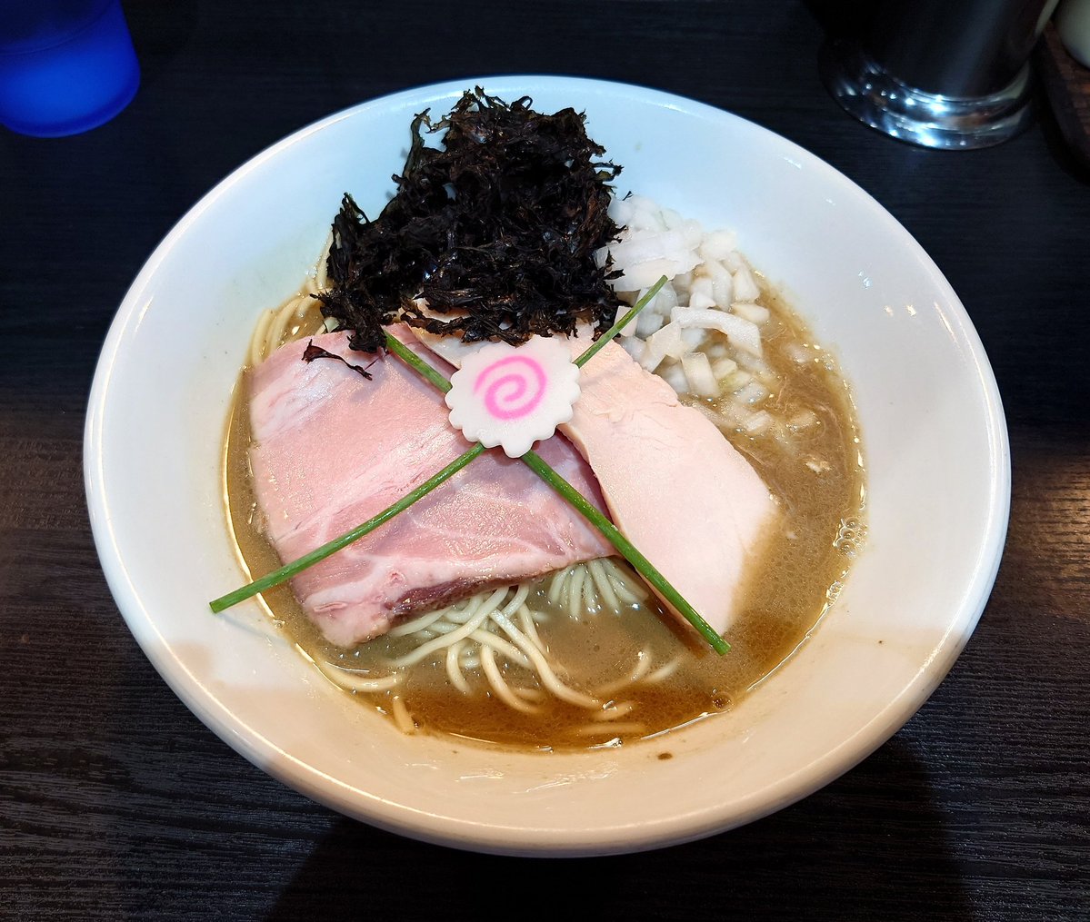 kaz666ct's tweet photo. 中華そば いづる＠大門 #ramendb https://t.co/tguIphxDAo
別の店狙いだったけど、なんと並んでないではないか！ならば相当ご無沙汰の濃厚そばを。こんなにシャバかったっけ？でも強烈な苦さがたまらん。和え玉は中太麺と細麺が選べるようになっていたけど、中太が濃厚と同じ麺だったか。。 #ramen_cp https://t.co/DTw9QfFOeZ