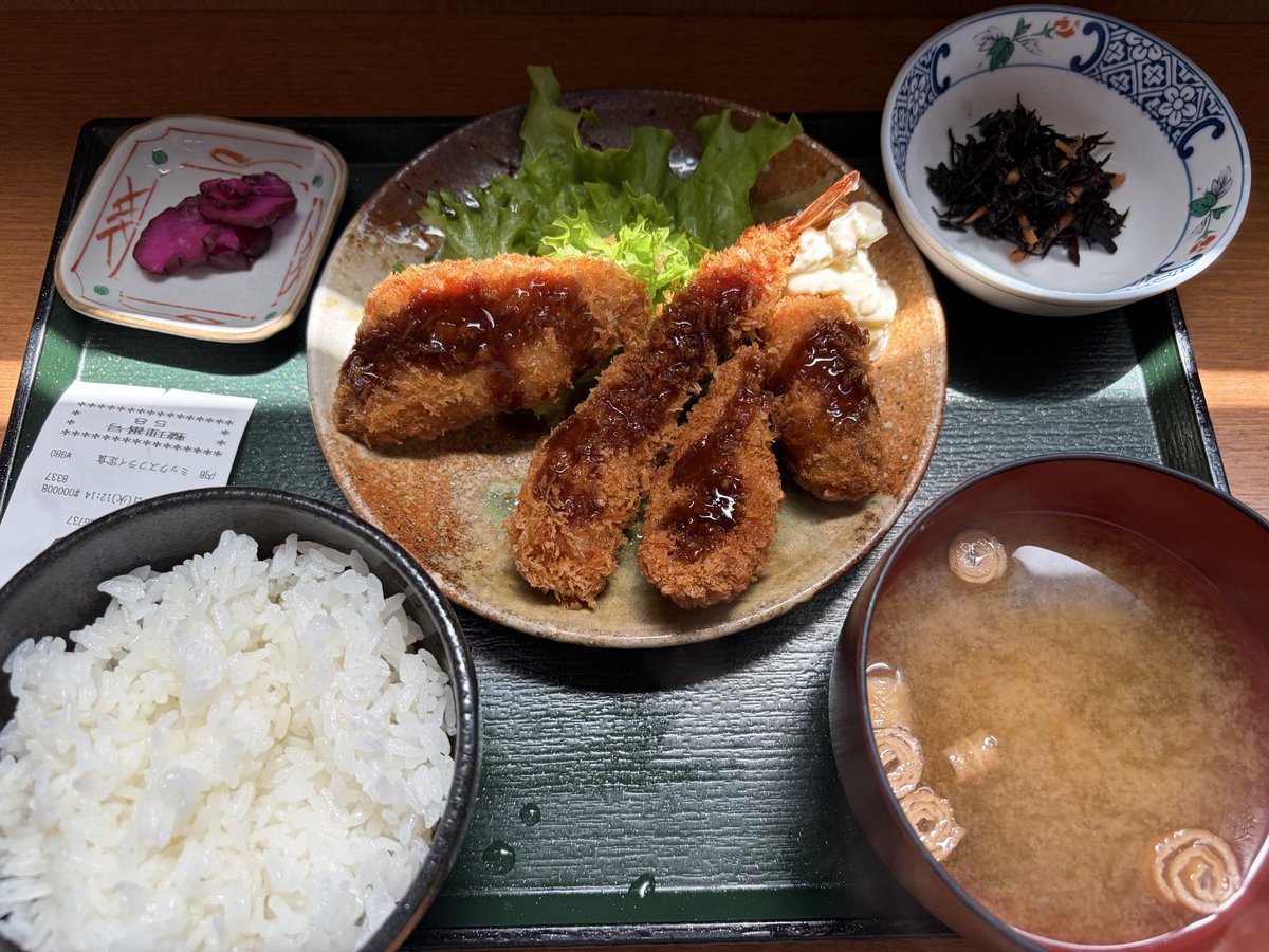 5g_a6's tweet photo. 遊佐町菅里 道の駅鳥海ふらっと
ミックスフライ定食 980円

遊佐町で仕事です🚧👷
月山道と悩んで、新庄廻りで来ました⛰️🚙💤
牡蠣フェア中の看板が目に入り、迷わずイチ推しメニューに決定です🦪☝️(^｡^) https://t.co/2l7nTw4AwI