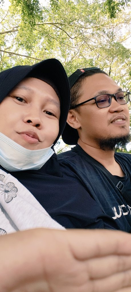 tinarmy's tweet photo. Senyum karirnya kliyatan banget y pah..........  ....... Tp, gimano lagi 🙆‍♀️🤷‍♀️ https://t.co/RkgFSyF4nr