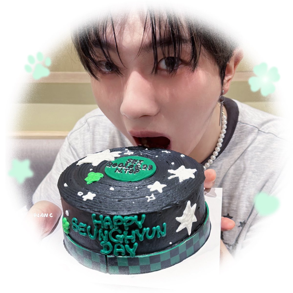 __planc__'s tweet photo. 다시 한번 울 승혀니 생일 너무 축하해✌🏼⭐️
멤버들이랑 다 같이 축하해 주고 싶어서 좀 늦었네 ㅜㅜ 앞으로도 승혀니하고 엔탑이 항상 행복했으면 좋겠어 !! 언제나 행복하자 !! https://t.co/iXcREiZZ0l