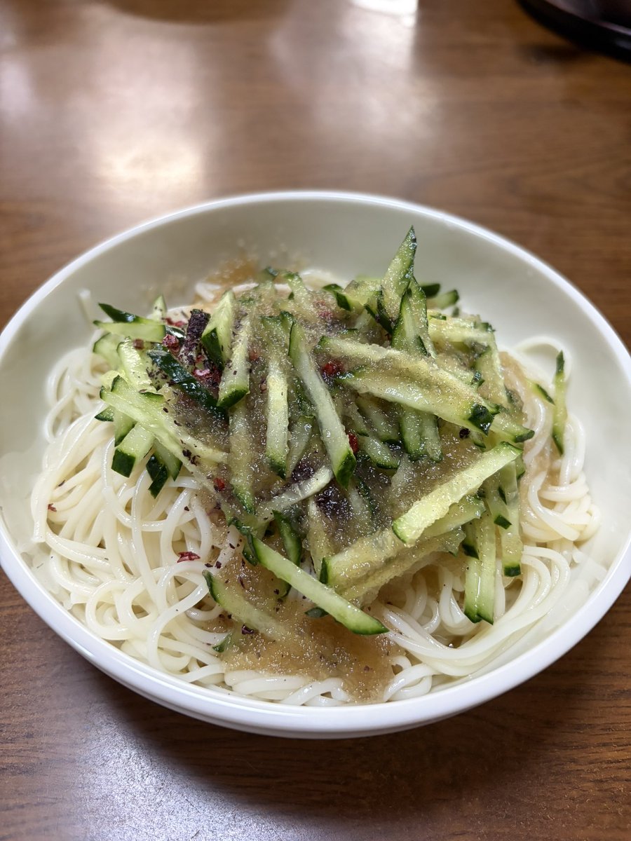 nagapi31's tweet photo. 今日のお昼は、ヤクルトの冷麦に無印良品の梅しそおろしをかけていただきました❗️
美味しかったです😋‼️ https://t.co/jhTA8cwOJK