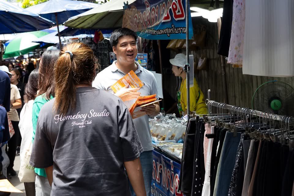 progressivesso's tweet photo. 📍ประกันสังคมก้าวหน้า ชวนลงทะเบียน #เลือกตั้งประกันสังคม ซอยละลายทรัพย์ (สีลมซอย 5)

⏱️อีก 16 วัน หมดเขตลงทะเบียน ช่วยกันสื่อสารชวนกันออกไปใช้สิทธิลงทะเบียนก่อน 15 ก.ค.นี้ เพื่อไปเลือกตั้ง 27 ก.ย. 69 เขียนเบอร์ 7 เบอร์ของแต่ละฝั่งนายจ้างและผู้ประกันตนเลือกทีมประกันสังคมก้าวหน้ายกทีมไปปฏิรูปประกันสังคม

ลงทะเบียนผ่าน 
📌แอป SSO+ (เฉพาะผู้ประกันตน)
📌เว็บ www sso go th