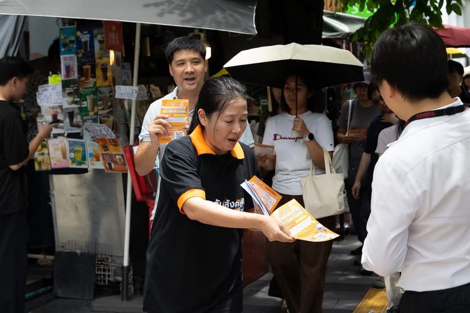 progressivesso's tweet photo. 📍ประกันสังคมก้าวหน้า ชวนลงทะเบียน #เลือกตั้งประกันสังคม ซอยละลายทรัพย์ (สีลมซอย 5)

⏱️อีก 16 วัน หมดเขตลงทะเบียน ช่วยกันสื่อสารชวนกันออกไปใช้สิทธิลงทะเบียนก่อน 15 ก.ค.นี้ เพื่อไปเลือกตั้ง 27 ก.ย. 69 เขียนเบอร์ 7 เบอร์ของแต่ละฝั่งนายจ้างและผู้ประกันตนเลือกทีมประกันสังคมก้าวหน้ายกทีมไปปฏิรูปประกันสังคม

ลงทะเบียนผ่าน 
📌แอป SSO+ (เฉพาะผู้ประกันตน)
📌เว็บ www sso go th
