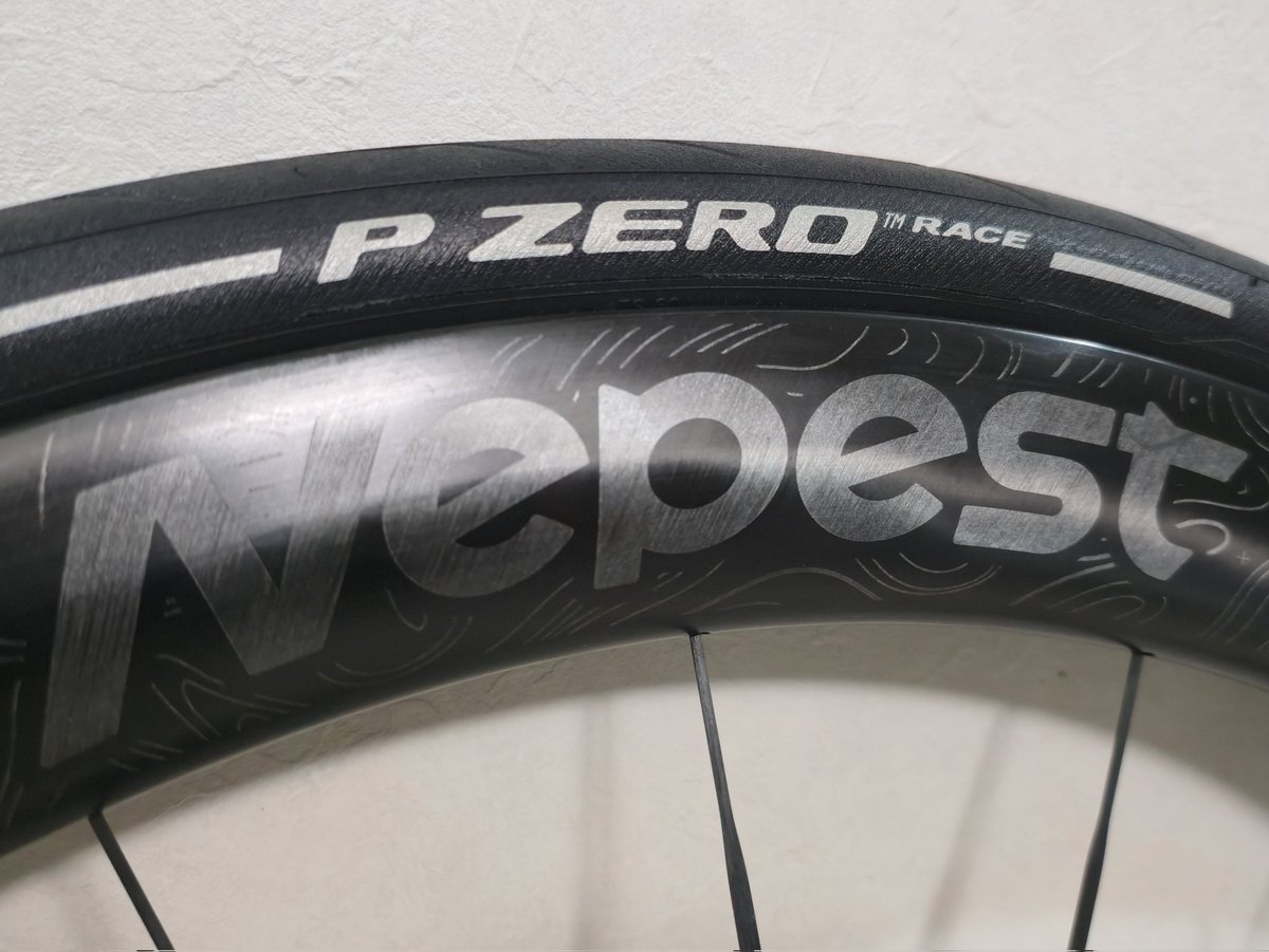 Visma_Bike's tweet photo. #ロードバイク物販 
【ネペスト nova45 プレゼント】
▫フォロー＆リポスト  締切は7月15日まで

走行距離500km未満 付属品完備 
傷もなくほぼ新品同様ですが使用品ということはご理解ください。

プレゼントと同時に購入希望者がいる場合はかなり安く販売もします。
尚購入される方には未使用品のヴィットリア コルサ グラフェン2 TLR 25C
も一緒にお付けします。

   販売価格
      ⬇
送別150,000円