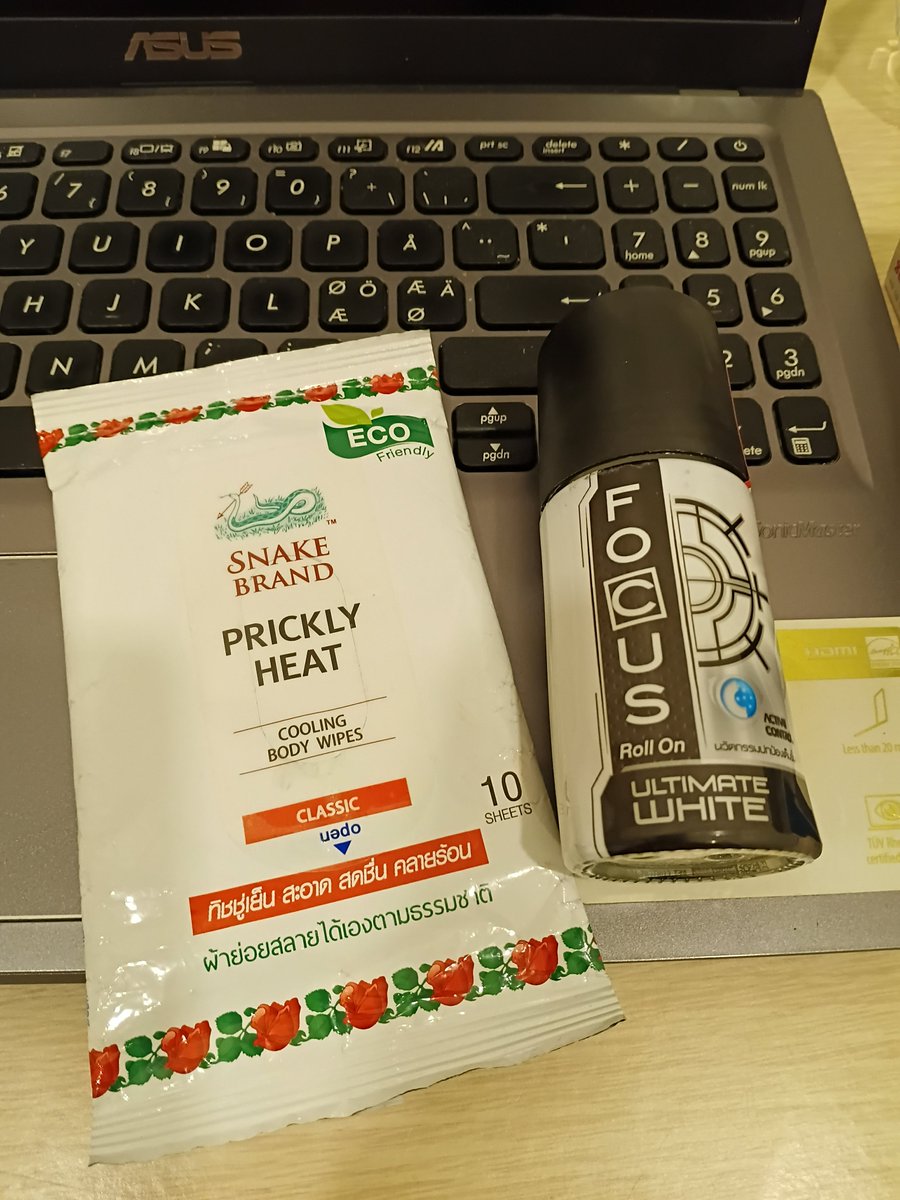 aool58's tweet photo. Då var man i Thailand igen då.
Upp till 35 grader och 98% luftfuktighet.
Jag har satt ihop en vit mans "Starter-Pack"
Kylande våtservetter för att förebygga värmeutslag, samt en kylande deo utvecklad för den ultimata vita mannen.
#UltimateWhite #Thailand #falang https://t.co/3UPImwgAIP