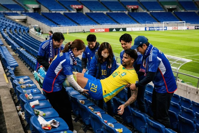 vmgbr81's tweet photo. @gabimartinelli Os japoneses recolheram o lixo na 16 avos de final também. https://t.co/z1iaWQLeWd